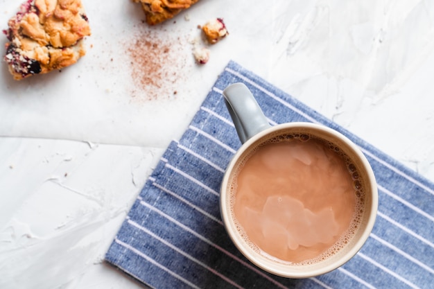 Stapel selbst gemachte Stücke Kuchen mit frischer Marmelade.