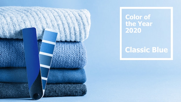 Stapel strickjacken und farbspaßpalette in der klassischen farbe des blaus 2020.