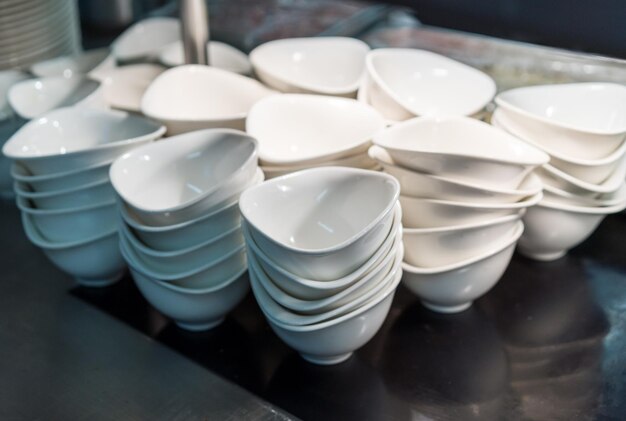 Stapel Suppen- oder Salatschüsseln aus weißem Porzellan