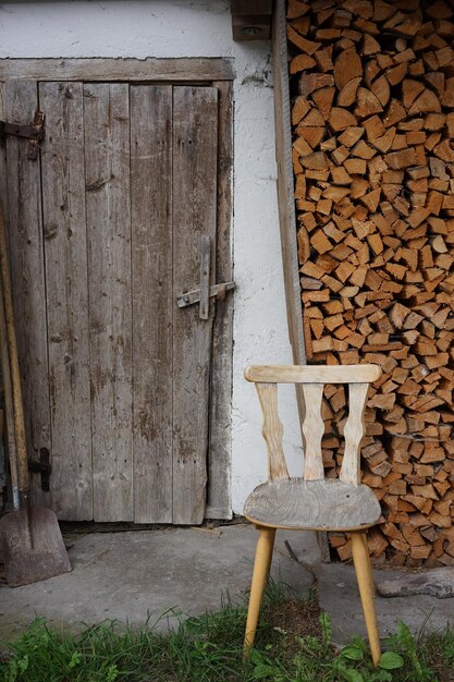 Foto stapel von alten holztischen an der wand