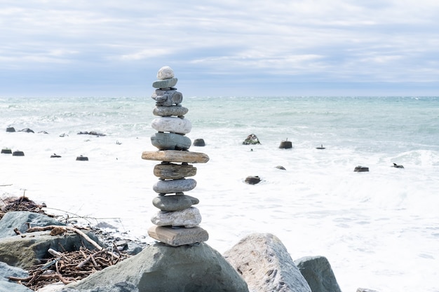 Stapel von ausgewogenen runden Steinen am Strand. Zen-Konzept.