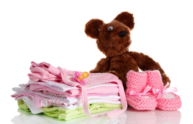 Stapel von Babykleidung, isoliert auf Weiß
