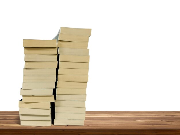 Stapel von Büchern auf einem hölzernen Tisch, isoliert auf weißem Hintergrund
