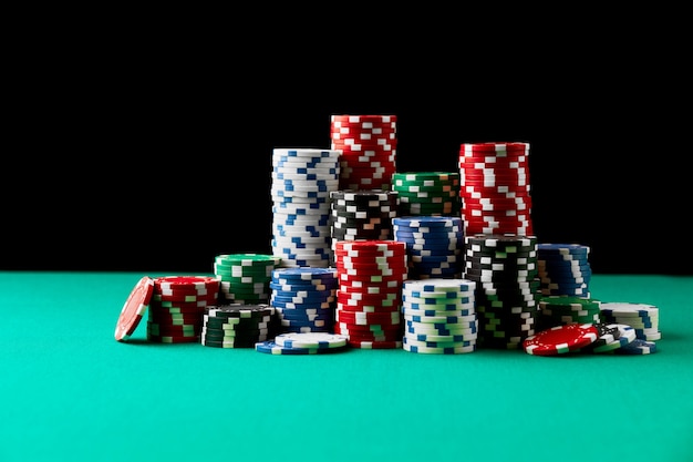 Stapel von Casino-Spielchips auf grünem Tisch