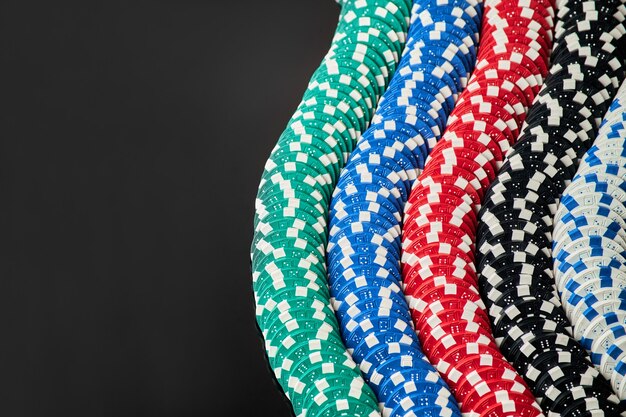 Stapel von Casino-Spielchips isoliert auf schwarzem, reflektierenden Hintergrund