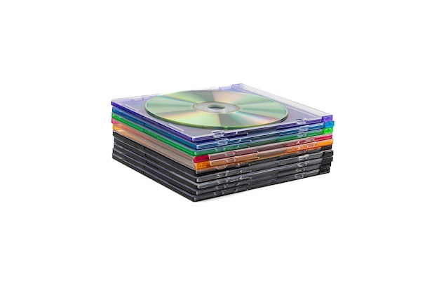 Stapel von CDs in Kartons auf weißem HintergrundIsolat