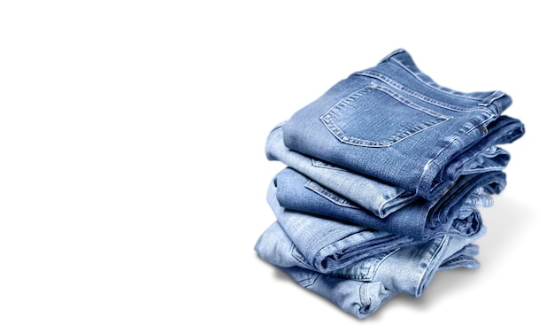 Stapel von Denim-Jeans isoliert auf weiß