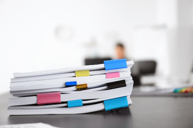 Stapel von Dokumenten auf dem Tisch im Büro