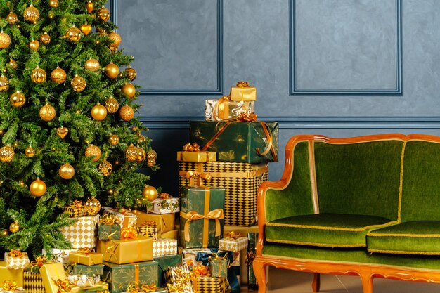 Stapel von eingewickelten Grün- und Goldgeschenken für Weihnachten