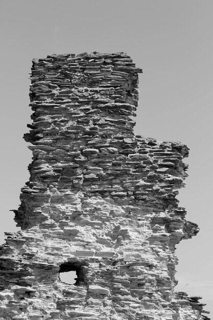 Foto stapel von felsen auf dem meer gegen einen klaren himmel