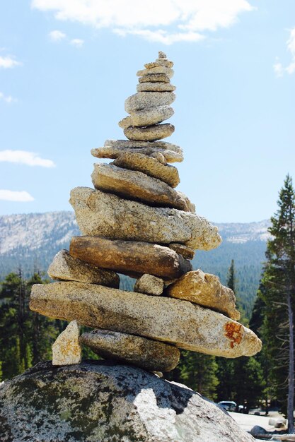 Foto stapel von felsen gegen den himmel