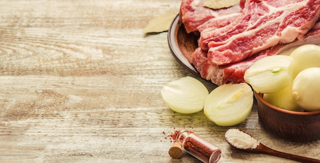 Stapel von Fleisch aus Schweinefleisch. Kochen. selektiver fokus.