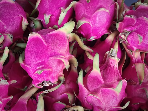 Stapel von frischen rosa Drachenfrüchten zum Verkauf am Marktstand