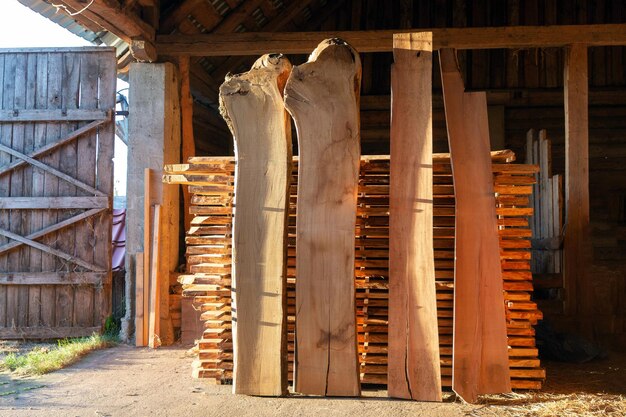 Stapel von geschnittenem Holz bei der Tischlerarbeit der Holzarbeiterwerkstatt