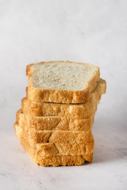 Foto stapel von geschnittenem weißbrot auf grauem hintergrund vertikal