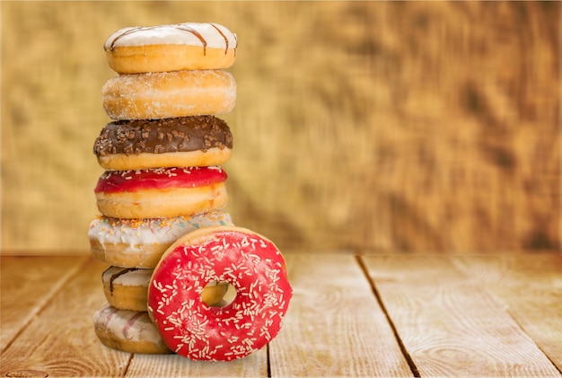 Stapel von glasierten Donuts auf leicht verschwommenem Hintergrund