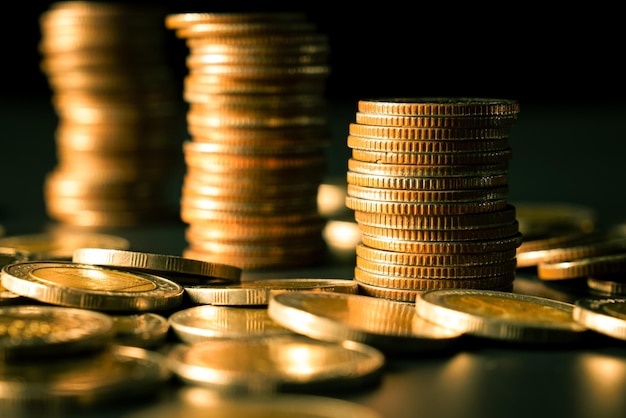 Stapel von Goldmünzen stapeln sich auf dem Bankkonto der Finanzkasse zum Sparen