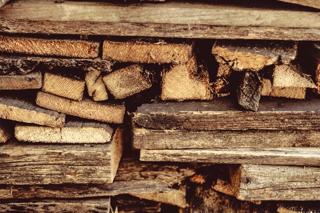 Foto stapel von grob geschnittenem holz hintergrund im rustikalen stil tapete mit naturmuster