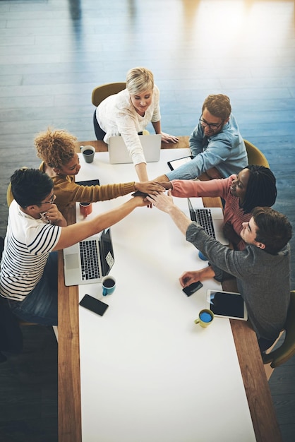 Stapel von Händen Teamarbeit und Geschäftsleute im Vorstandssaal im Büro für Projektleistung Glückliche Zusammenarbeit und PR-Gruppe mit Synergie Partnerschaft oder Ziele Feier von oben