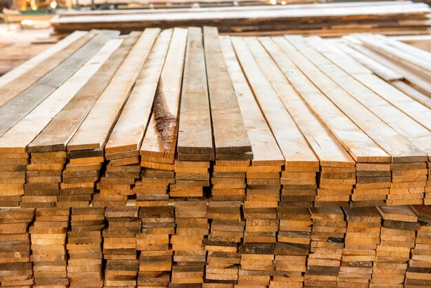 Stapel von Holzbohlen in der Holzfabrik
