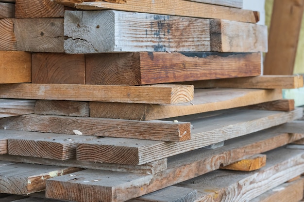 Stapel von Holzbolzen an einem Holzplatz, Nahaufnahme Foto