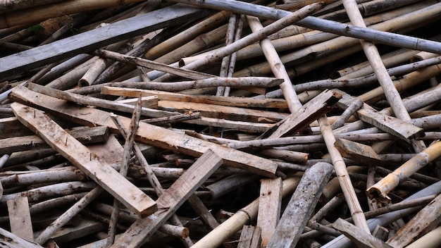 Stapel von Holzstämmen für den Bau Möbelproduktion nähen natürliche Holzabfälle bereit zum Recycling und Wiederverwendungsprozess in verbessertem Abfall