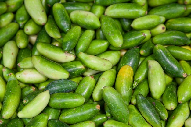 Stapel von indischen Tendli auf einem Marktstand