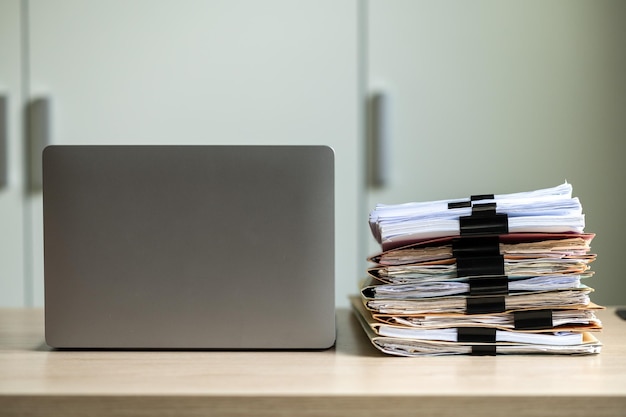 Foto stapel von laptops auf dem tisch