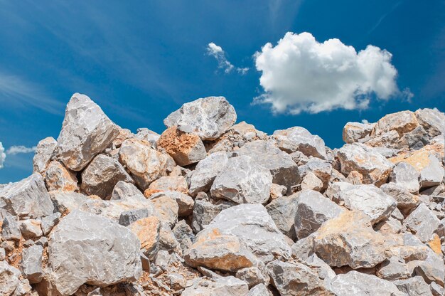 Stapel von Limesotne mit blauem Himmel, Steinmaterial für Hochbau