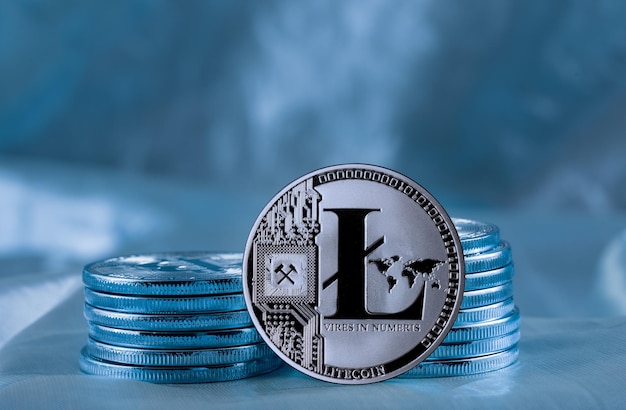 Stapel von Litecoin-Münzen mit blauem Hintergrund