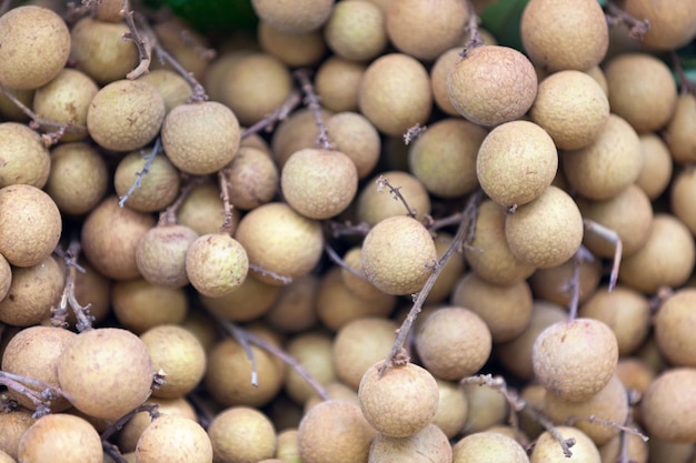 Stapel von Longan auf einem Marktstand