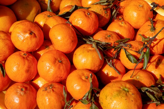 Stapel von Mandarinen im Marktstand im Freien ausgesetzt