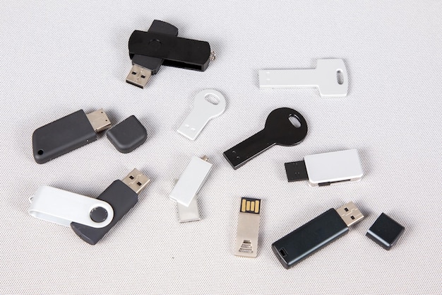 Stapel von mehreren USB-Sticks schwarz und grau für Vorlage und Mock-up