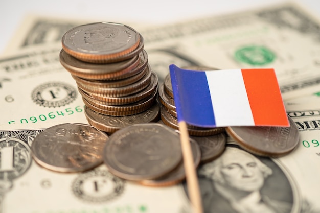 Stapel von Münzen mit Frankreichflagge