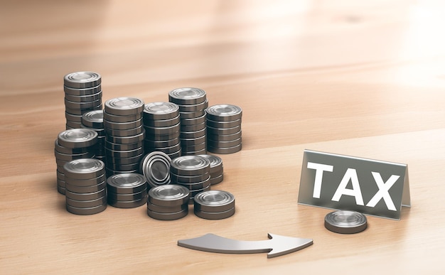 Stapel von Münzsymbolen auf einem Holztisch und ein Pfeil, der auf eine einzelne Münze mit der Wortsteuer zeigt. Finanzberatungs- und Steuerplanungskonzept. 3D-Darstellung.