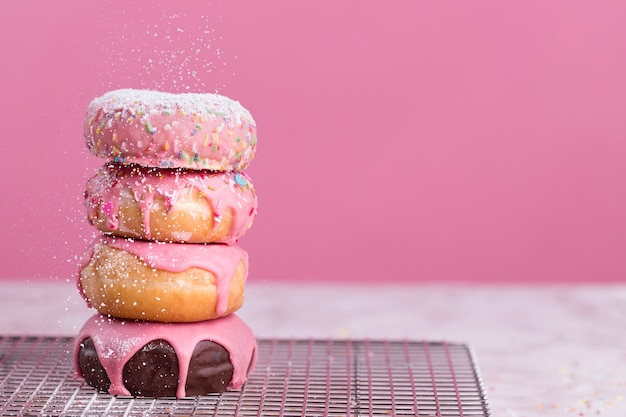 Foto stapel von niedlichen donuts kopieren platz