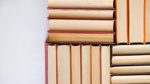 Foto stapel von orangefarbenen büchern aus vintage-papier in hardcover. herbstleseliste.