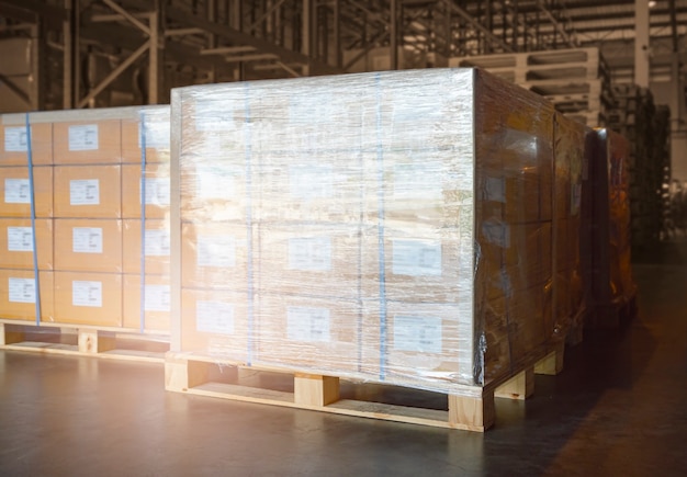 Stapel von Paketkisten auf Paletten im Lagerhaus Lagerhaus Versand Lagerlogistik