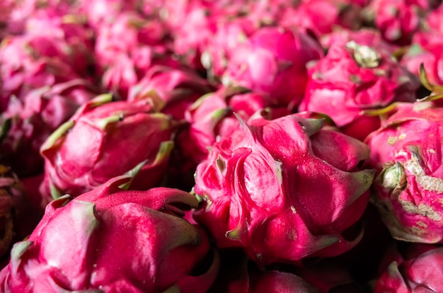 Stapel von Pitaya-Früchten auf dem traditionellen Markt