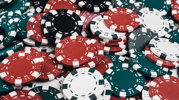 Stapel von Poker-Chips für Highstakes-Casino-Spiele