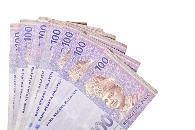Stapel von Ringgit Malaysia Geldbanknoten in Folge isoliert auf weißem Hintergrund
