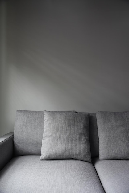 Foto stapel von sofa gegen die wand zu hause