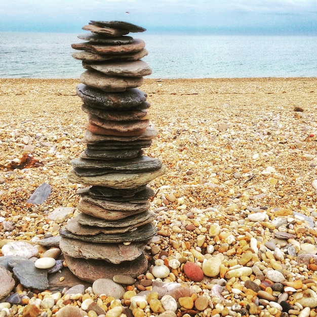 Stapel von Steinen am Strand gegen den Himmel