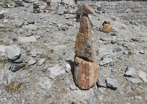 Stapel von Steinen auf dem Berg, die zur Meditation arrangiert wurden