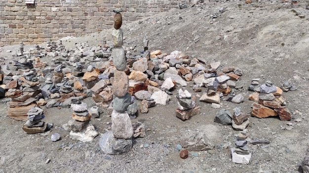 Stapel von Steinen auf dem Berg, die zur Meditation arrangiert wurden