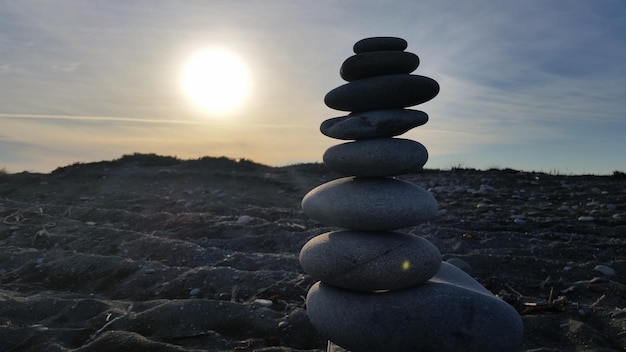 Foto stapel von steinen auf felsen