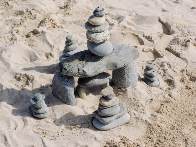 Foto stapel von steinen auf sand