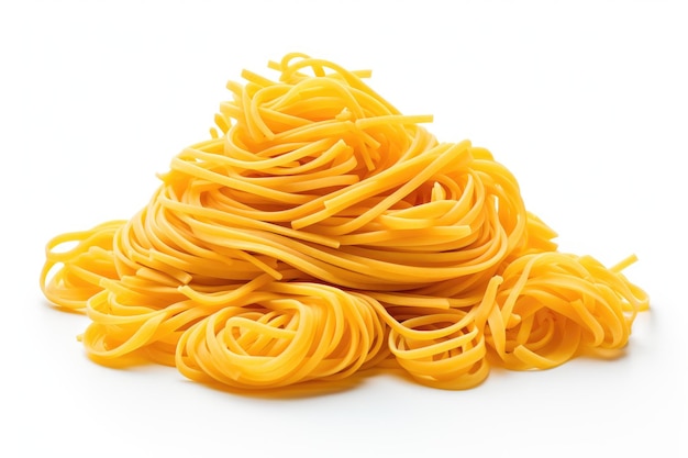 Stapel von ungekochten Nudeln Ein Stapel trockener Nudelsorten wie Spaghetti Penne und Fusilli ist auf einer sauberen weißen Oberfläche ordentlich angeordnet Die ungekühlte Nudeln erfasst die rohen Zutaten