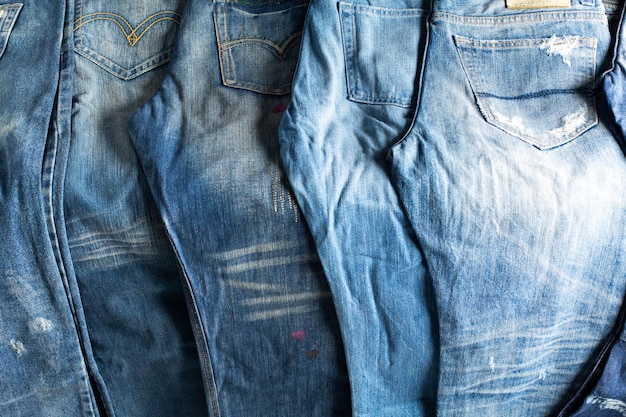 Foto stapel von verschiedenen schattierungen blue jeans jeans gestapelt isoliert auf weißem hintergrund blue denim jeans textur banner mit kopie platz für text-design-hintergrund leinwand-denim-mode-textur