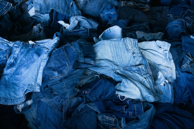 Stapel von verschiedenen Schattierungen Blue Jeans Pile Blue Denim Jeans Textur Banner Leinwand Denim Mode Textur